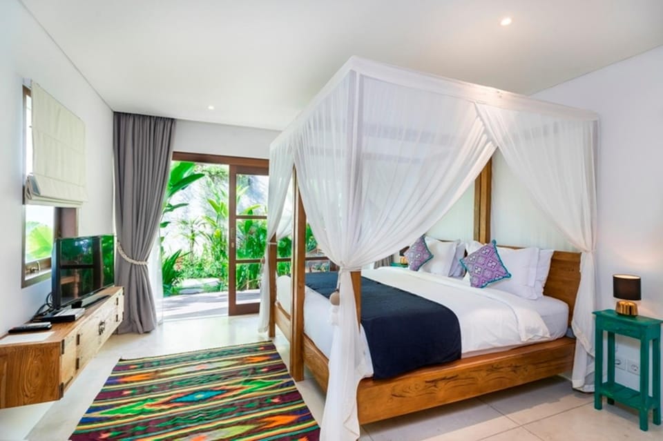Bed, TV and multimedia, Photo of the whole room, Decorative detail, Decorative detail, Evening entertainment, Bedroom