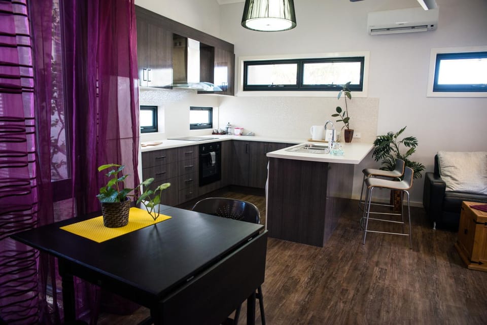 Coffee/tea facilities, Kitchen or kitchenette, Living room, Photo of the whole room, Dining area