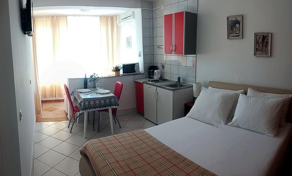 Kitchen or kitchenette, Dining area, Bedroom