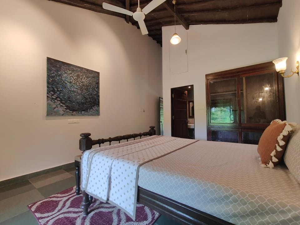 Bed, Photo of the whole room, Bedroom, fireplace, air conditioner