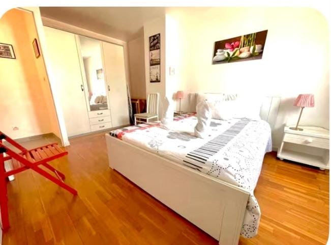 Bed, Photo of the whole room, Bedroom, towels