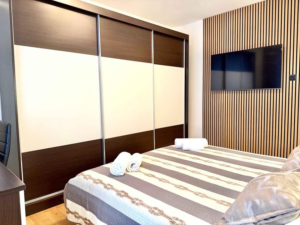 Communal lounge/ TV room, Bed, TV and multimedia, Photo of the whole room, Evening entertainment, Bedroom, wardrobe