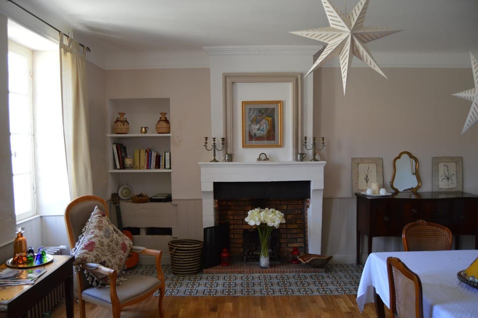 Seating area, Dining area, fireplace, Internal: Not applicable to any particular room
