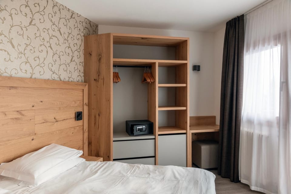 Photo of the whole room, Bedroom, wardrobe