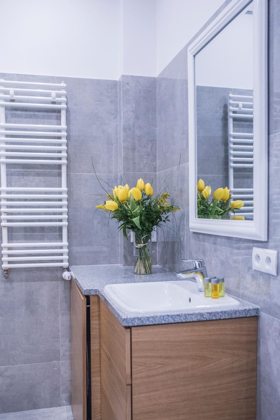 Shower, Toilet, Bathroom, Photo of the whole room, Decorative detail