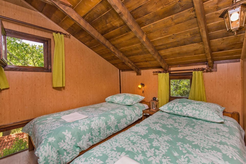 Photo of the whole room, bunk bed