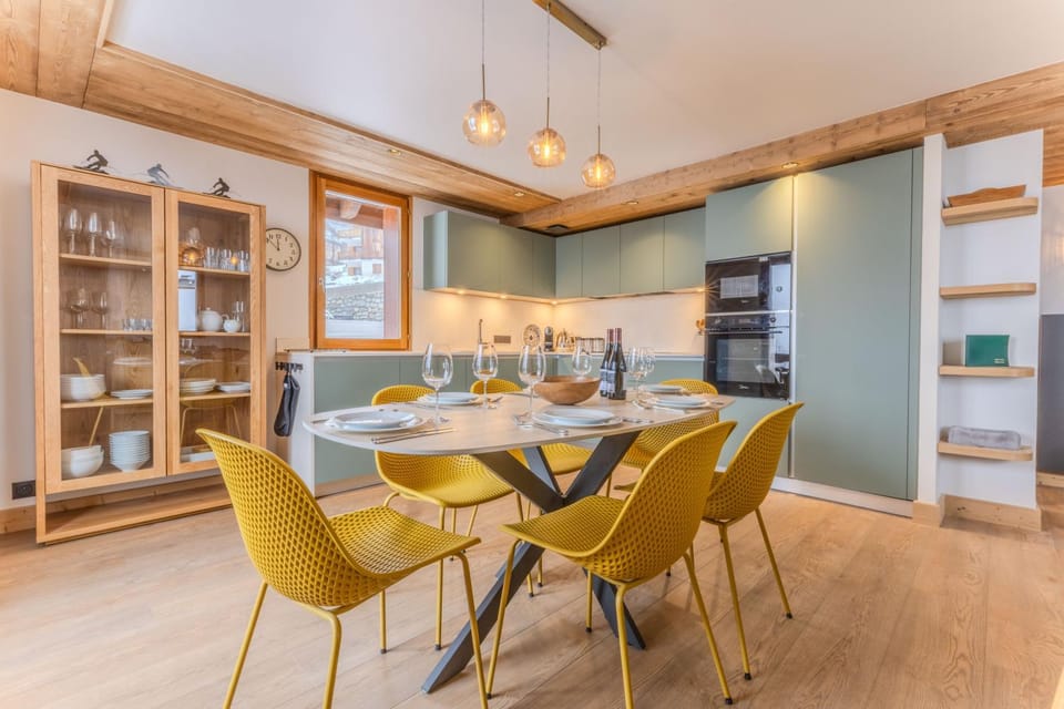 Kitchen or kitchenette, Dining area