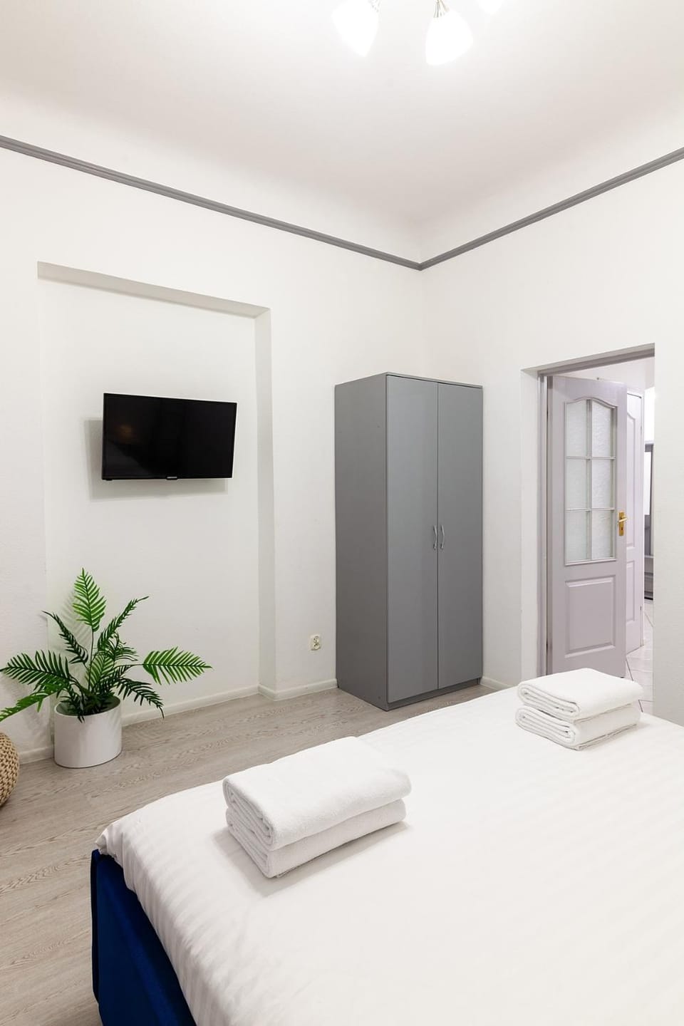 Bed, TV and multimedia, Photo of the whole room, Bedroom