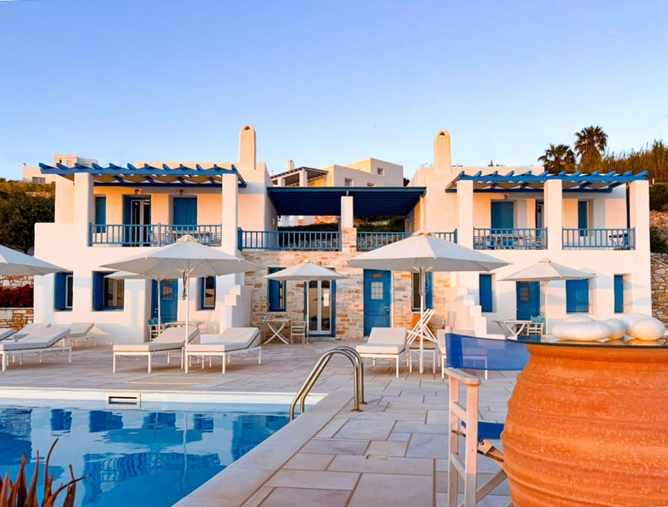 Property building, Facade/entrance, Swimming pool, sunbed