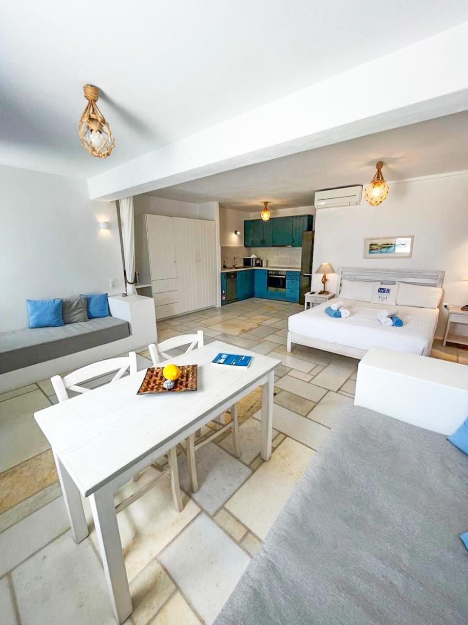 Bed, Photo of the whole room, Seating area, Dining area, wardrobe, kitchen