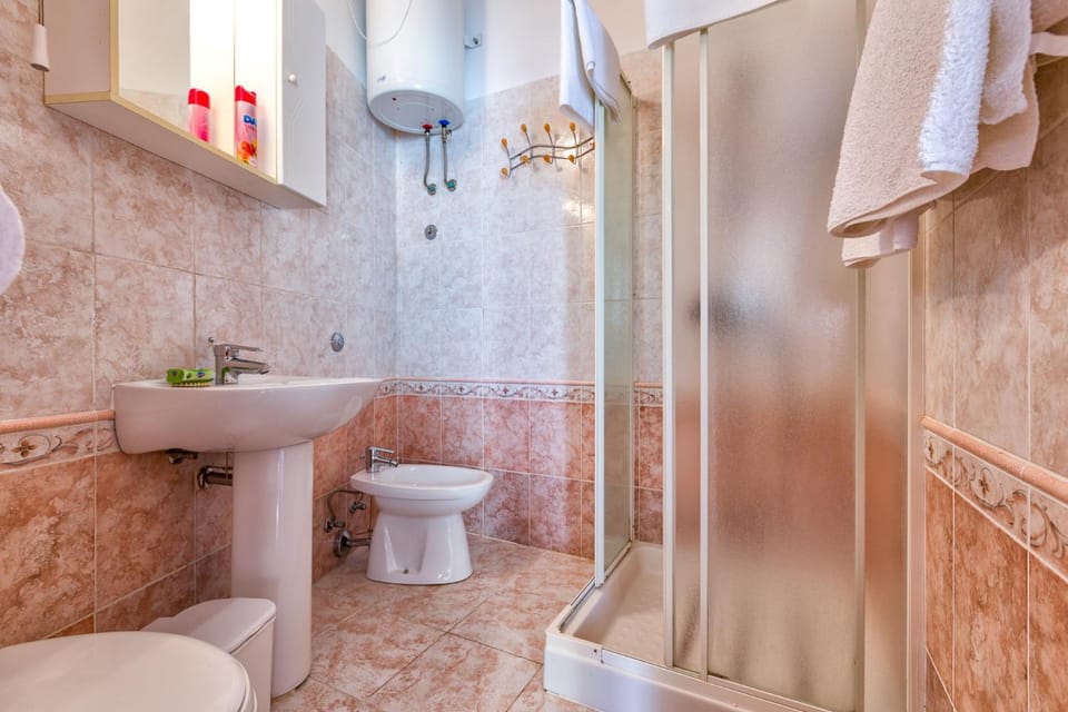 Shower, Toilet