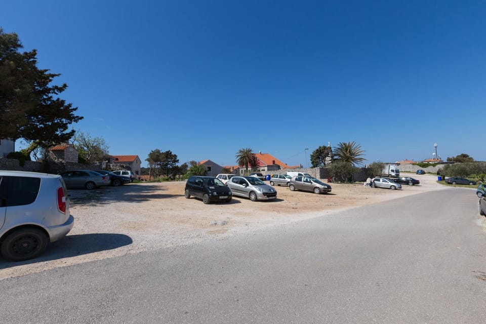 Off site, Neighbourhood