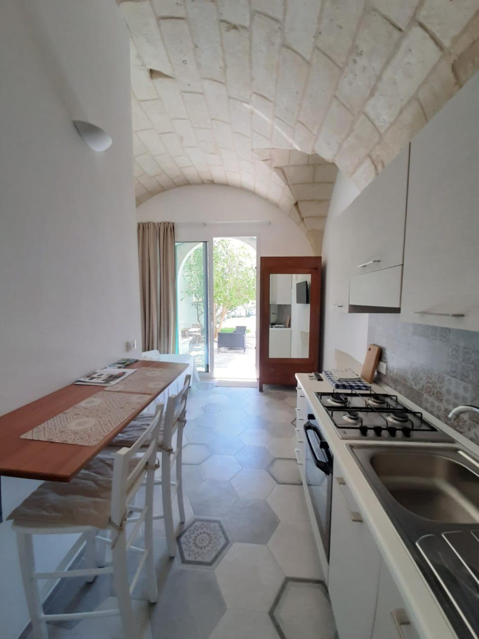 Kitchen or kitchenette, Garden view