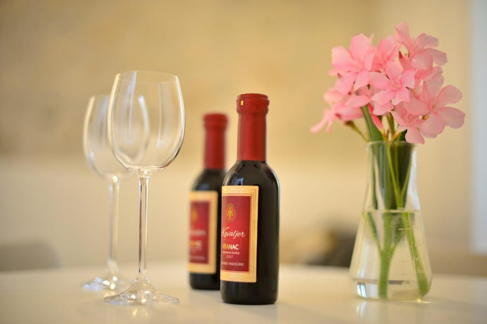 Decorative detail, Dining area, Alcoholic drinks