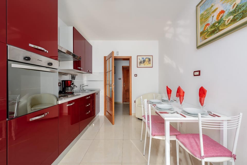 Kitchen or kitchenette, Dining area