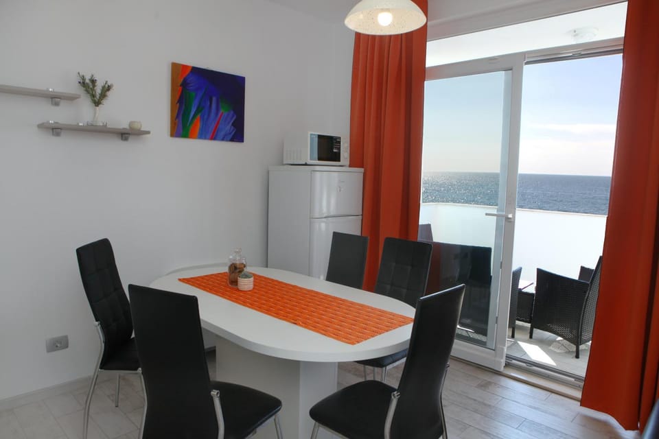 Kitchen or kitchenette, Seating area, Dining area