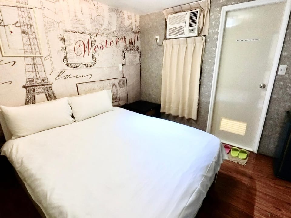 Bed, Photo of the whole room, Bedroom, air conditioner