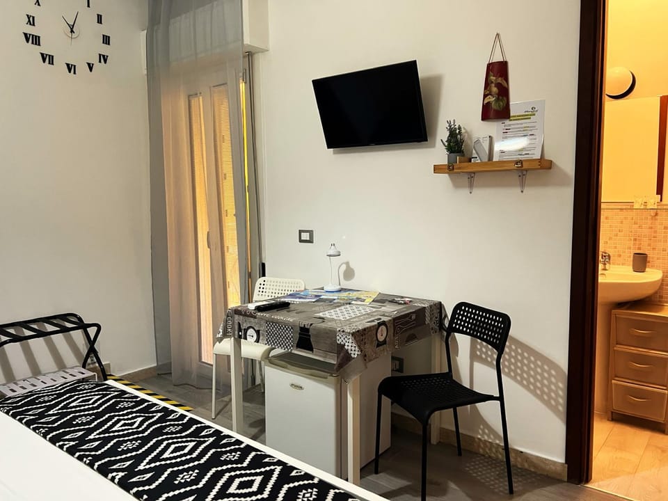 Bed, TV and multimedia, Photo of the whole room, Bedroom, internet