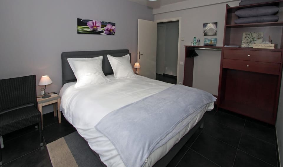 Bed, Garden, Sauna, Steam room, Bedroom, Garden view