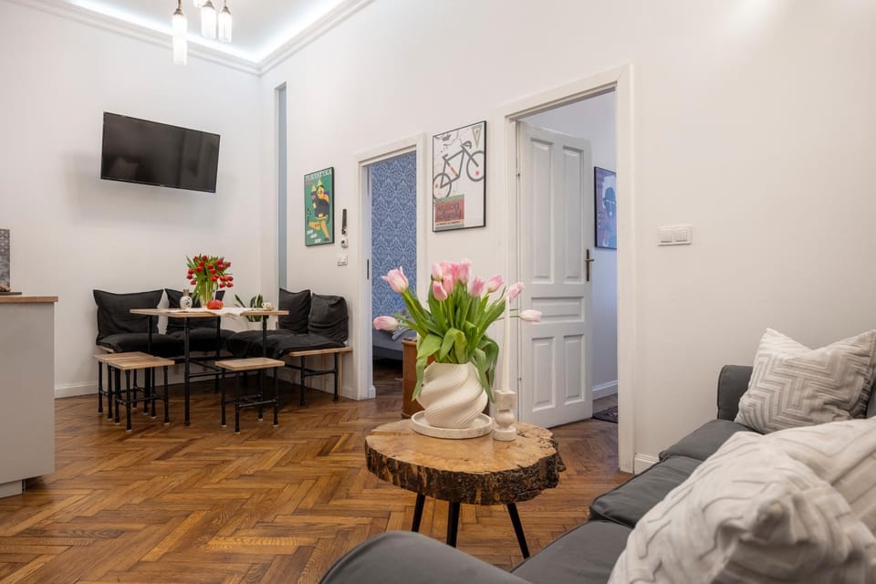 TV and multimedia, Kitchen or kitchenette, Seating area
