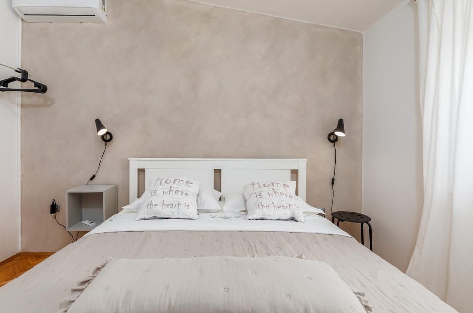 Bed, Bedroom, air conditioner