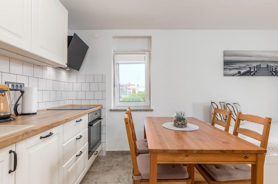 Dining area, kitchen