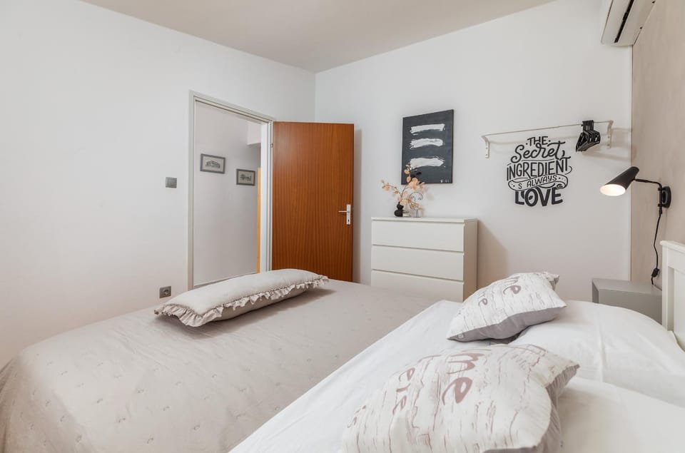 Bed, Bedroom, air conditioner