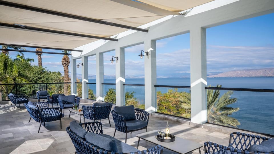 View (from property/room), Seating area, Lake view, Landmark view, River view, Sea view