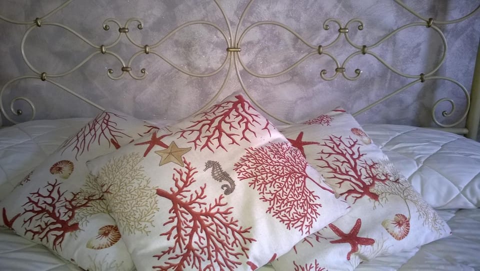 Bed, Decorative detail, Bedroom, cot