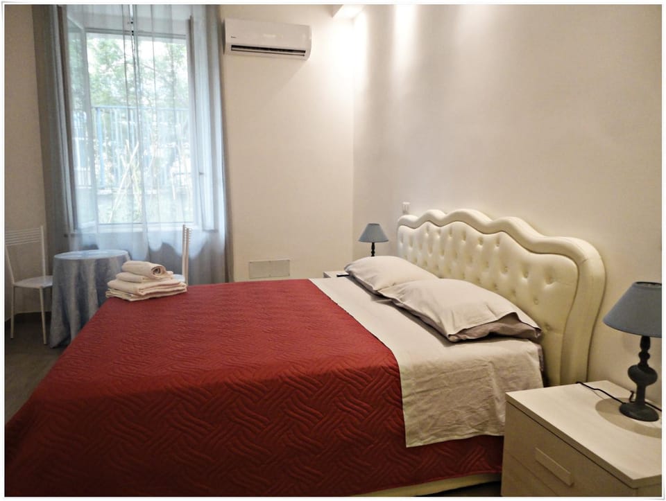 Shower, Toilet, TV and multimedia, Bedroom