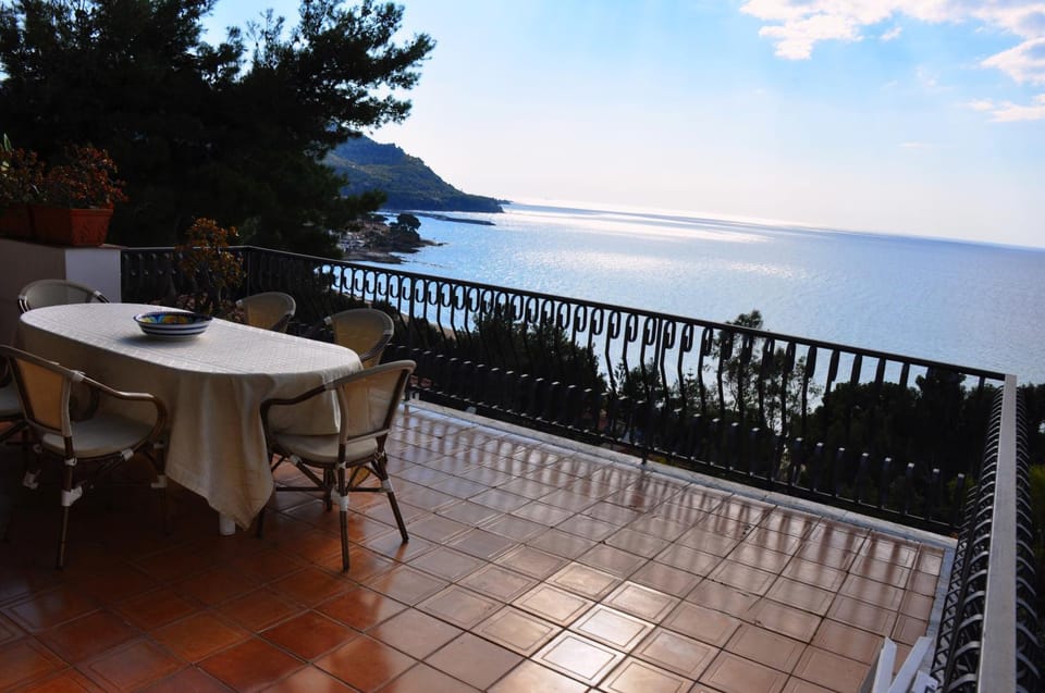 View (from property/room), Balcony/Terrace, City view, Landmark view, Sea view