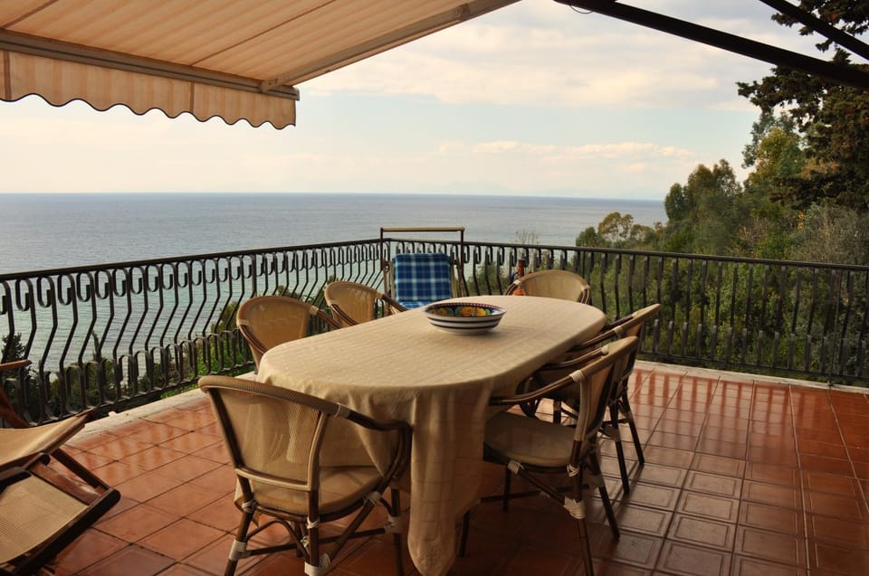View (from property/room), Balcony/Terrace, Landmark view, Sea view