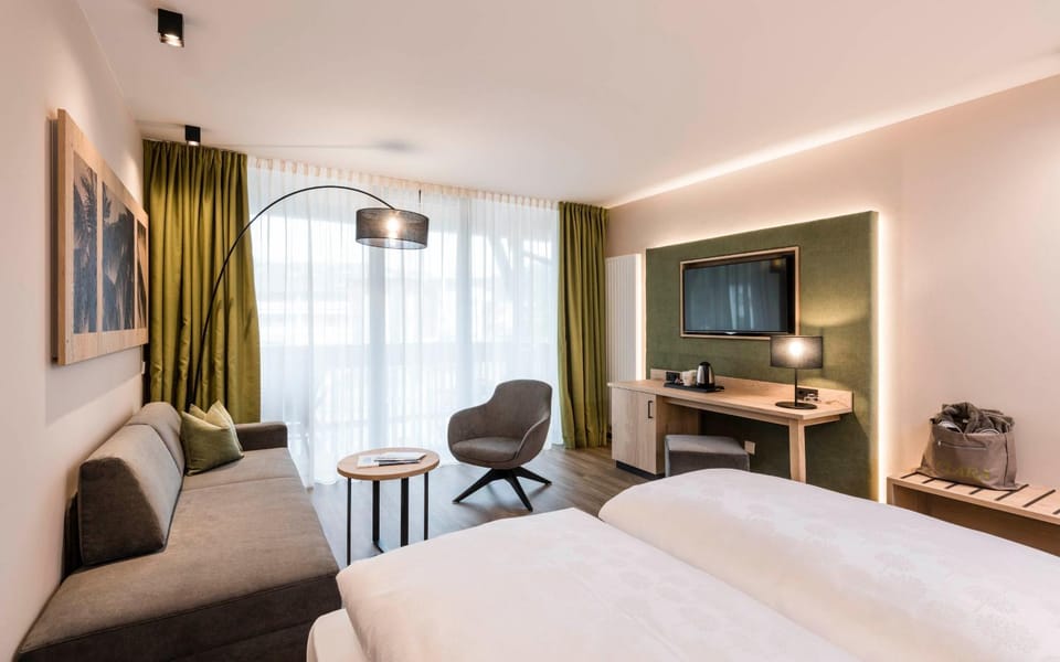 Bed, TV and multimedia, Photo of the whole room, Seating area, Bedroom
