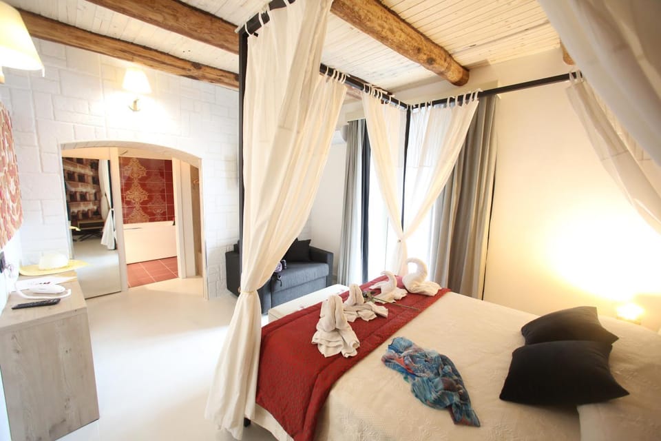 Bed, Photo of the whole room, Decorative detail, towels