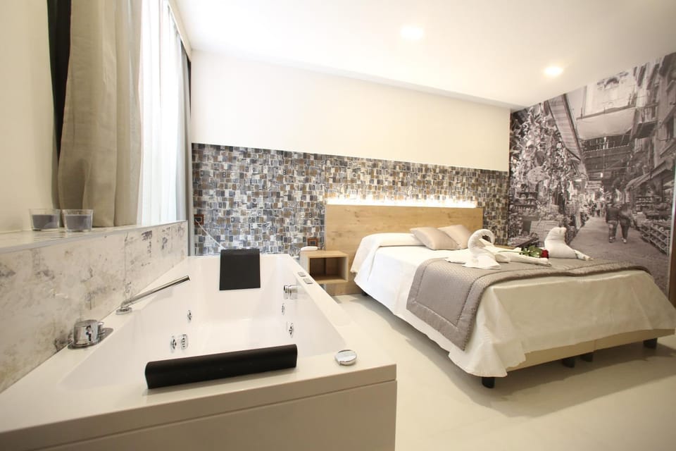Bed, Hot Tub, Photo of the whole room, Decorative detail
