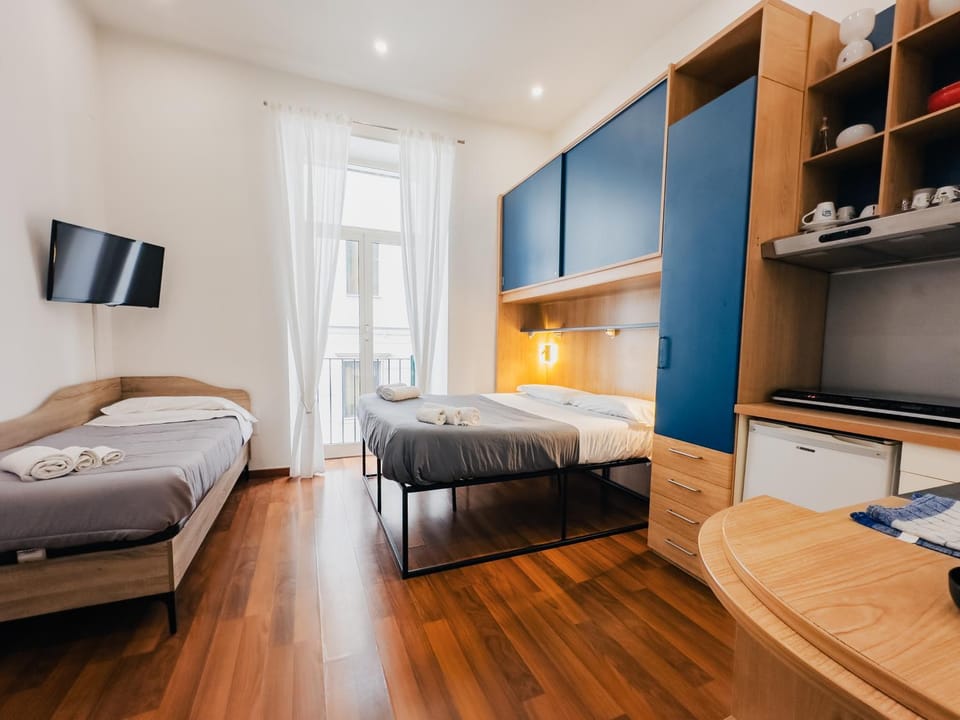 Bed, TV and multimedia, Photo of the whole room
