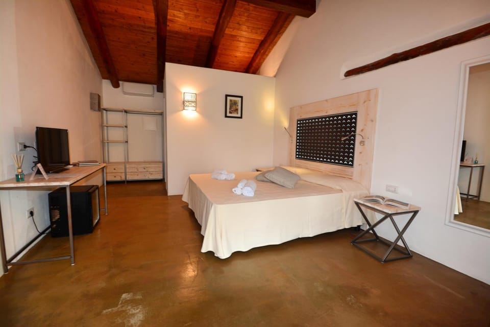 Bed, TV and multimedia, Photo of the whole room, Bedroom, hair dresser