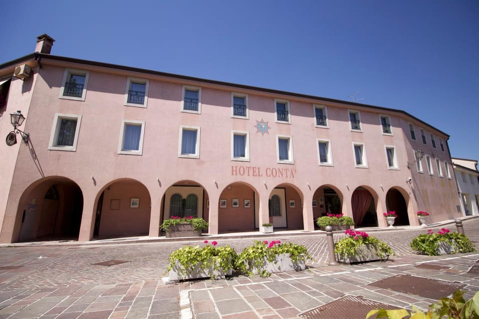 Property building, Patio, Facade/entrance