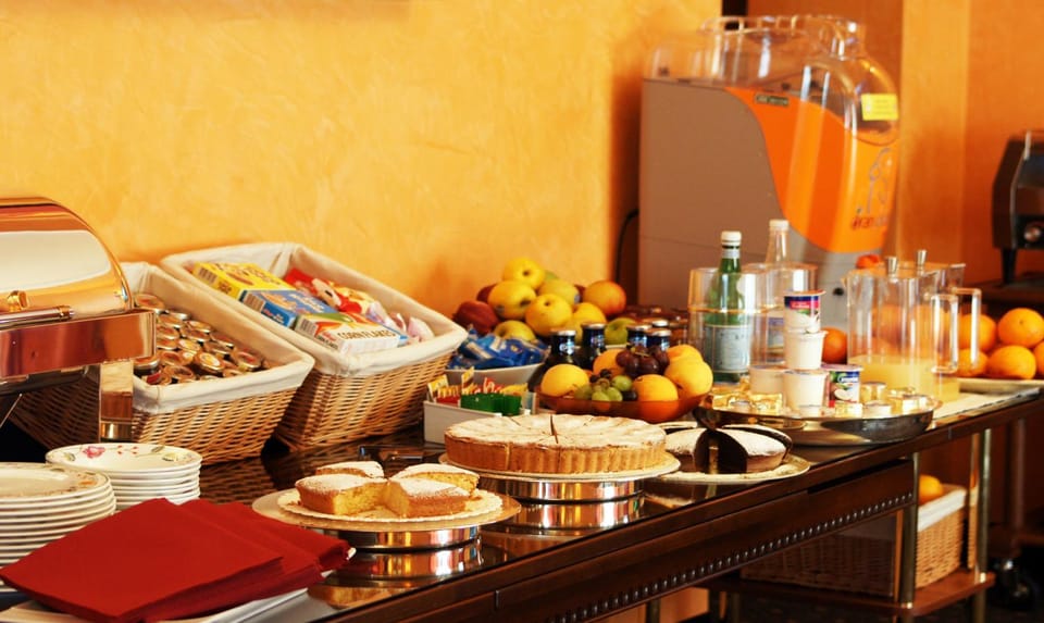 Lounge or bar, Food, Continental breakfast, Buffet breakfast, Italian breakfast