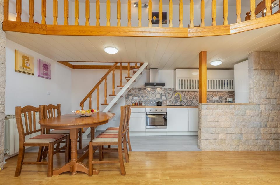 Kitchen or kitchenette, Dining area