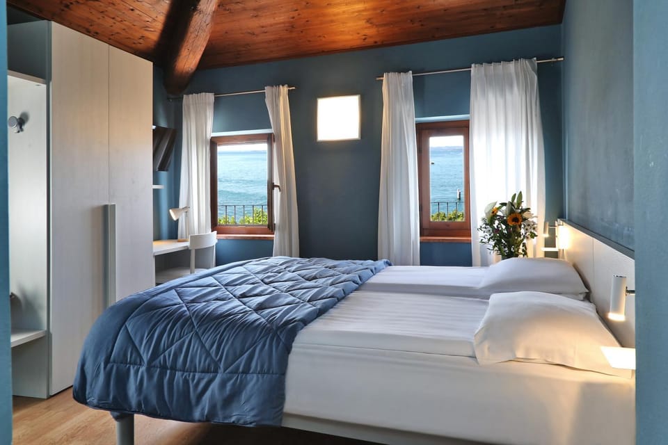 Bedroom, Lake view