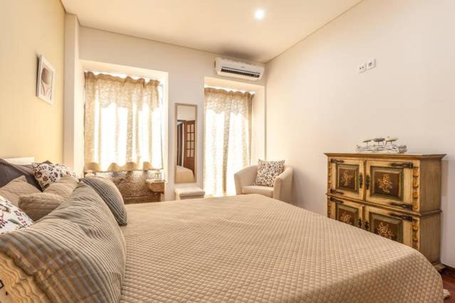 Property building, Bed, Bedroom