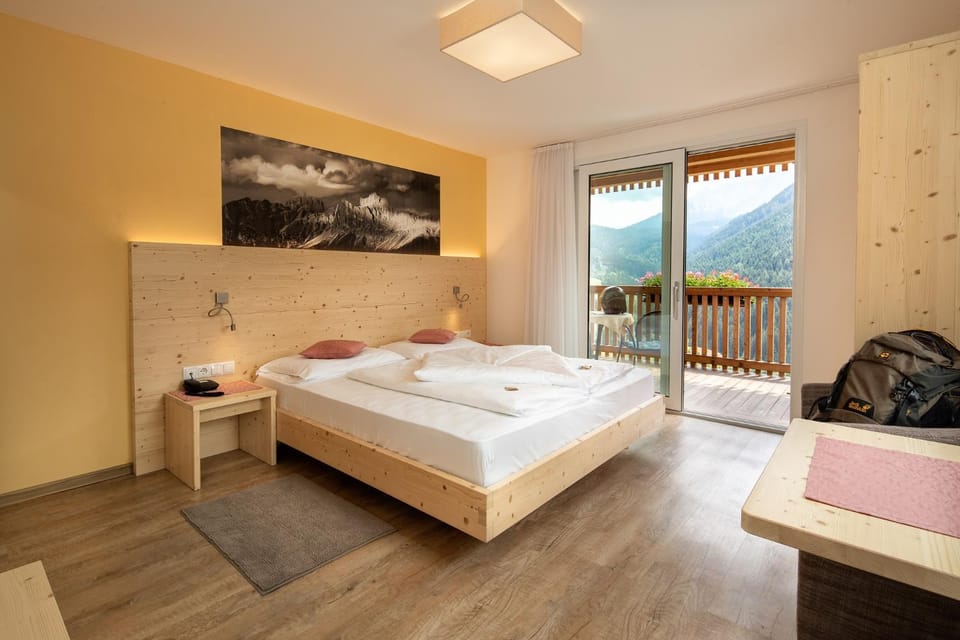 Toilet, Bathroom, Balcony/Terrace, Seating area, Bedroom, Garden view, Landmark view, Mountain view