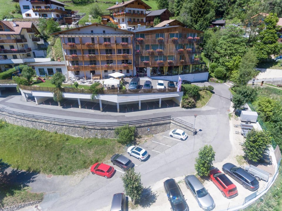 Facade/entrance, Bird's eye view