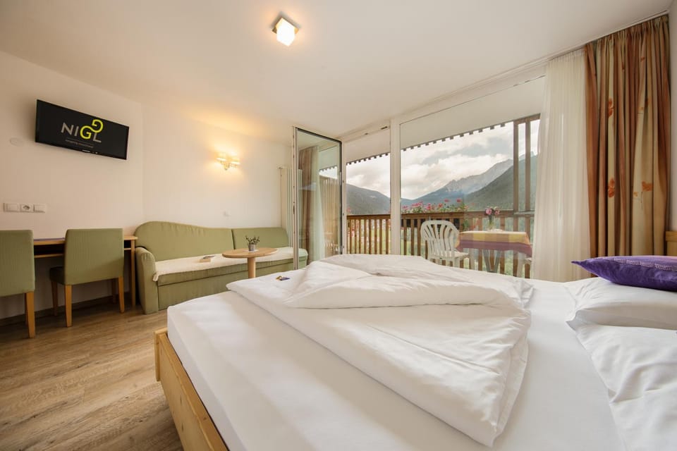 Photo of the whole room, Garden view, Landmark view, Mountain view
