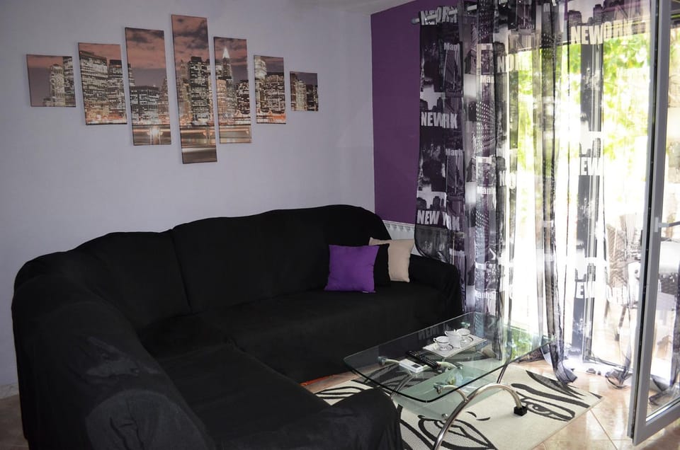 Day, Neighbourhood, Summer, TV and multimedia, Living room, Photo of the whole room, Decorative detail, Seating area, Garden view