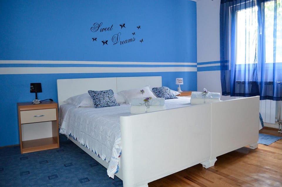 Bed, Day, Summer, Photo of the whole room, Bedroom