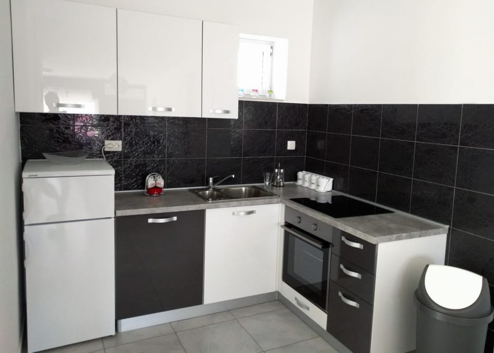Kitchen or kitchenette, oven, stove
