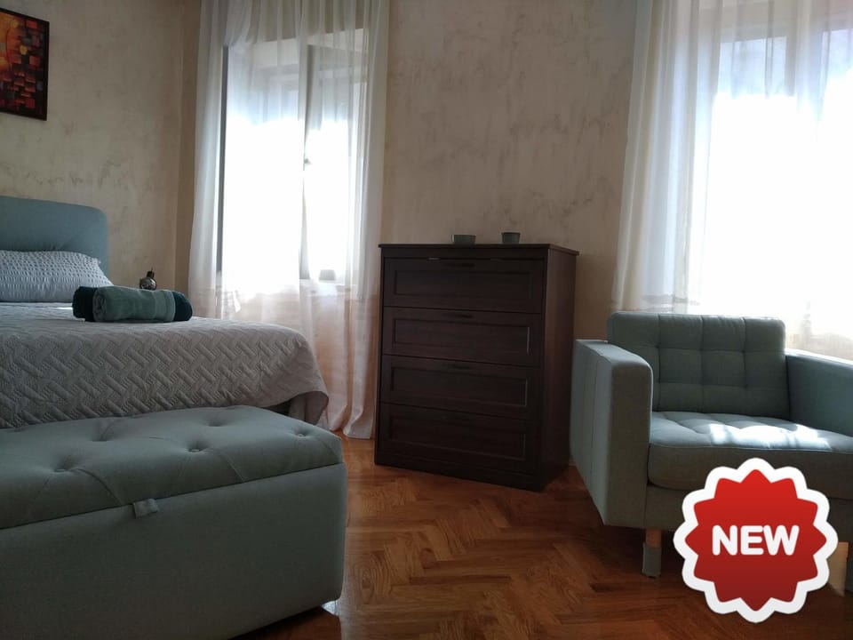 Photo of the whole room, Bedroom