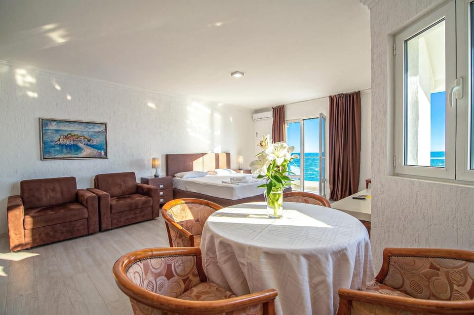 Bed, Living room, Photo of the whole room, Seating area, Bedroom
